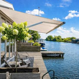 Lakeside Cottage with Boat near Amsterdam，布羅伊克倫的飯店