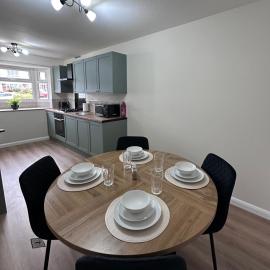 Modern 3 Bed , Contractors & Families , Driveway