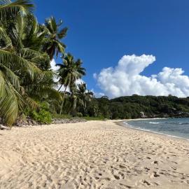 Villa Apartment 1B near Beach, hotel in Takamaka