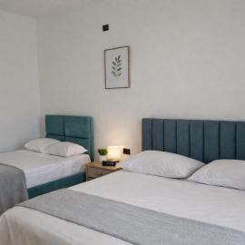 Spacious Triple Room with Balcony, hotel in Kamëz