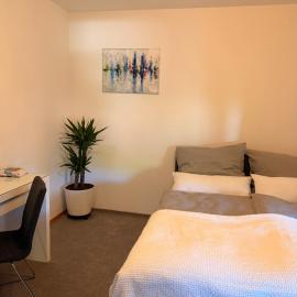 Modernes, neumöbliertes Zimmer mit Gemeinschaftsbad