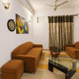 Family Friendly 2BHK - A1 Homestay At Crossings Republic, hotell sihtkohas Ghaziabad