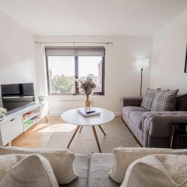 Spacious 2 Bed Apartment, Cobham Town Centre, hotell i Cobham