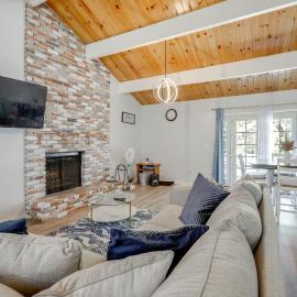 Gateway to Big Bear! High-Country Home w/ Deck, hotel in Running Springs