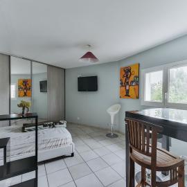 Studio in villa with pool, hôtel à Millas