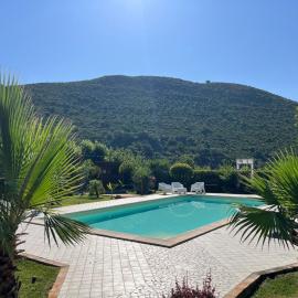 Casa De Crescenzo con piscina, hotel a Bellona