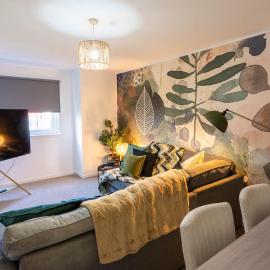Stylish 2-Bed with Parking -Easy Access to Glasgow - Pass the Keys, hotel in Renfrew