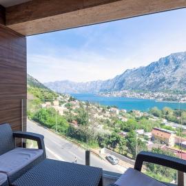 Luxury 3BR Panoramic Kotor Bay View Near Old Town, hotel in Škaljari