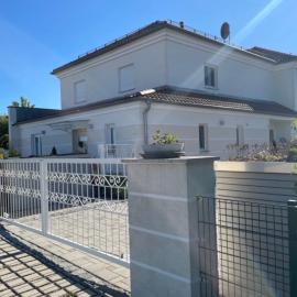 Residence Blanc Suites - Private Ferienresidenz mit Pool & Garten, hotell i Rain