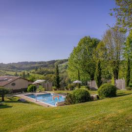 Chez "hygge en périgord", gîtes climatisés à la campagne avec piscine chauffée privatisée et balnéo en option ou déjà incluse- 1 gîte de 2 personnes, 1 jusqu'à 6 personnes et 1 jusqu'à 12 personnes