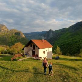 Family owned self sufficient ECO farm TARA, khách sạn ở Pljevlja