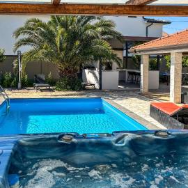 Cozy Home In Vardica With Sauna, Hotel in Vilanija