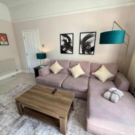 Guildford Apartment with Free Parking & Garden