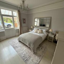 Guildford Apartment with Free Parking & Garden