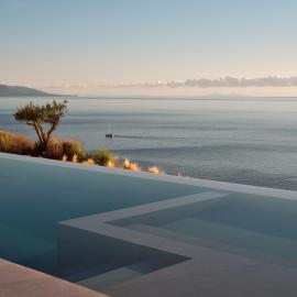 On The Rocks 2 Bedroom Villa، فندق في Korithion
