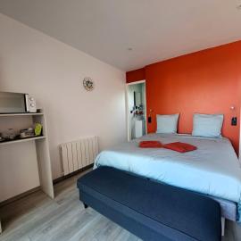 Chambre avec salle de bain privative et borne de recharge électrique T2, hotel in Tourville-sur-Arques