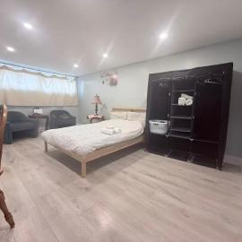 Ideal Bachelor Suite For Couples in Aurora, hotel v destinácii Aurora