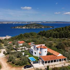 Costa apartment with private pool, hotel a Preko