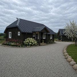 Kregžlės kaimas, hotel a Skirlėnai