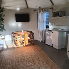Unique, cozy rondavel 200m from the sea
