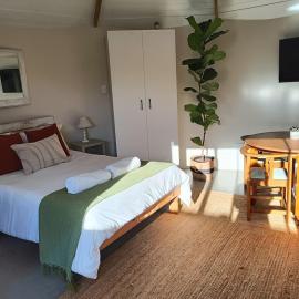Unique, cozy rondavel 200m from the sea