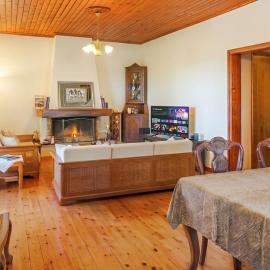 Peach Pine House - Escape Near City, Beach and Athens Airport, ξενοδοχείο σε Αρτέμιδα