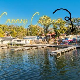 Canary Cottage, Lakefront King Suite with Hot Tub at Sam's Pizza, hotel a Hot Springs