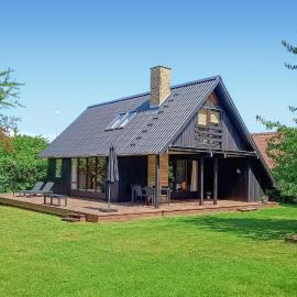 Cozy Home In Glesborg With Wifi