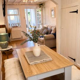 2 Bedroom Cottage in Royal Wootton Bassett, hotel in Royal Wootton Bassett