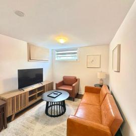 Freshly Renovated Spacious 2BR 2Bath Near TTC and Shops, hotel en Toronto