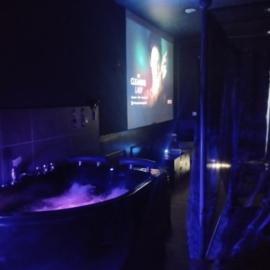Cinema et balneotherapy - La SPAcieuse Room, hotel in Évian-les-Bains