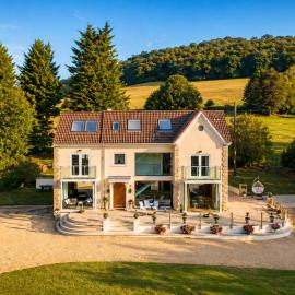 The Manor Hot Tub Escape - Celebrations & Retreats, hotel in Bathford