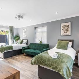 Gatwick Contractor and Family Home Modern Spacious with Private Driveway, Hotel in Horley