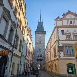 Spacious apartment near Zelená brána with a terrace, hotel em Pardubice