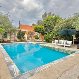 Villa familiale avec piscine privée sans vis à vis, hotel in Ouled Rahou