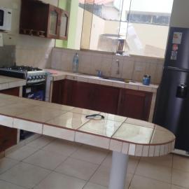 Casa independiente de 2 pisos con 03 cuartos, hotel di Morales