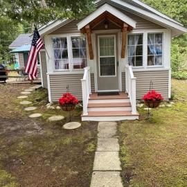 Cozy Bear Cottage, מלון בAlanson
