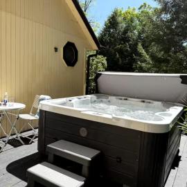 Bethel Escape Hot Tub 4 beds Game Room and Fire pit Fully Stocked Kitchen, hotel a Smallwood