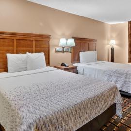 HomeTown Inn & Suites, хотел в Лонгвю