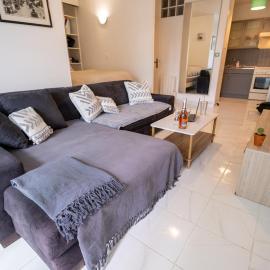 Spacious Studio with Terrace Close to Paris, RER A, hotel in Boissy-Saint-Léger