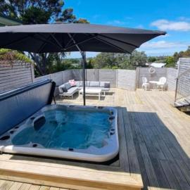 Paradise on the Shore Auckland with large Spa Pool