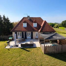 Maison Salignac 9 personnes, hotel in Salignac Eyvigues