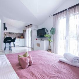 Charming Studio with BBQ Near Airport & Old Town, hotel a Kanálion