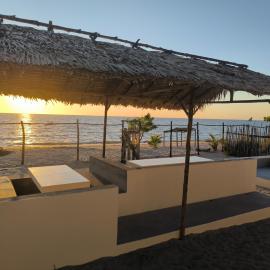 Maisons équipées sur la plage de Somaroala sur la presqu ile de Majunga ville, хотел в Махаянга