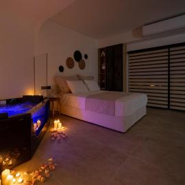 Andromeda Suite Private Jacuzzi & Cave Shower