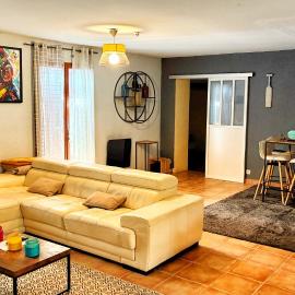 Campsas में, होटल Maison 120m2 avec Piscine Spa et jardin idéal familles et professionnels