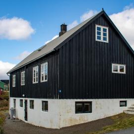 Tjaldur - apartment - quiet - simple living โรงแรมในHoyvík