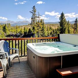 Downtown WP Condo G-301 I Private Hot Tub I Great Views I Activity Program, khách sạn ở Fraser