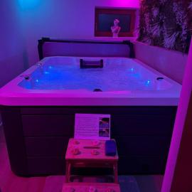 Studio Indépendant - FORMULE Jacuzzi massant et privatisé - Proche du parc le PAL et de VICHY - allier 03، فندق في Boucé