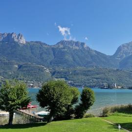 Charmant studio au bord du lac Le Garden Lake, hotel in Duingt